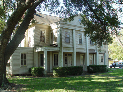 Front view of Dew Plantation House.